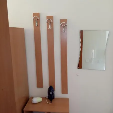 Studio Moni ساني بيتش